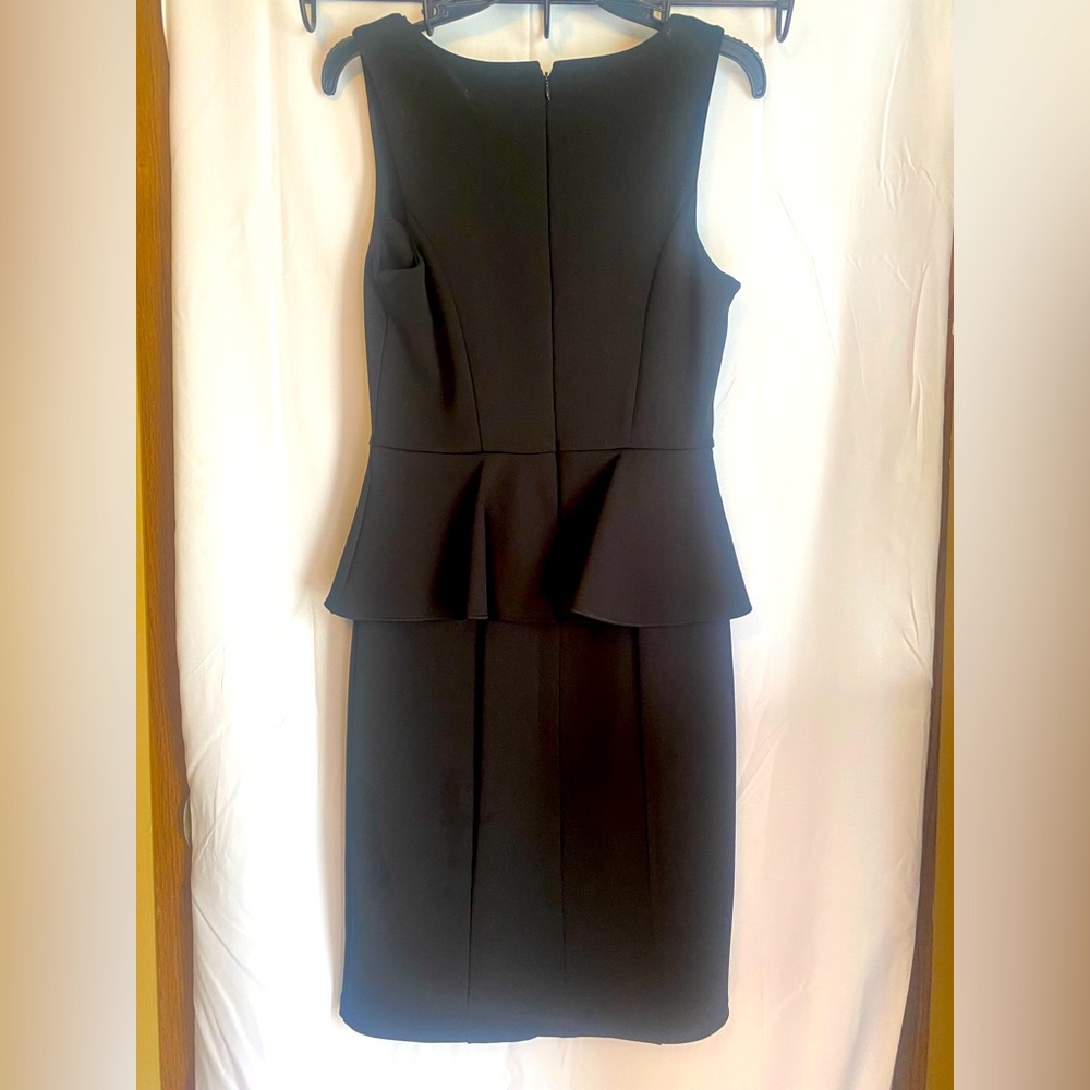 Sleeveless short black dress